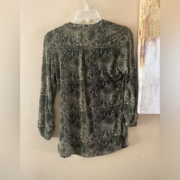 D.N.A Couture green and black snakeskin, sheer button front blouse size medium - Picture 4 of 7